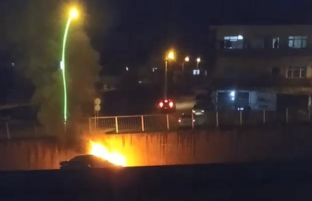 İstinat duvarına çarpan otomobil alev alev yandı