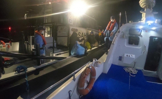 İzmir açıklarında botla sürüklenen 41 göçmen kurtarıldı