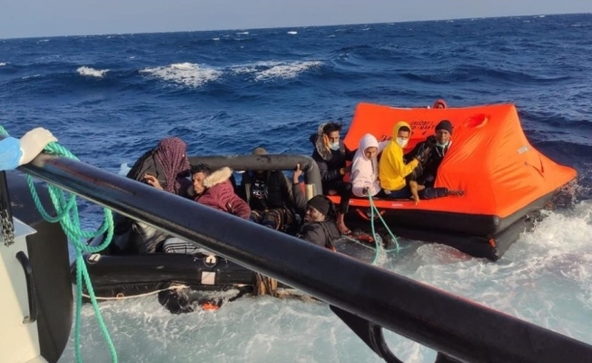 İzmir açıklarında Yunun unsurlarınca geri itilen 31 düzensiz göçmen kurtarıldı