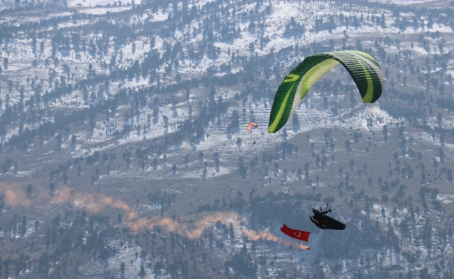 Kar manzarasında yamaç paraşütü
