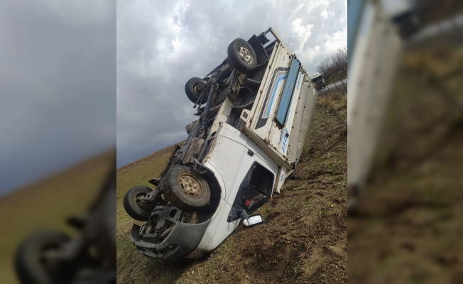 Kaygan yolda sürücüsünün direksiyon hakimiyetini kaybettiği kamyonet takla attı