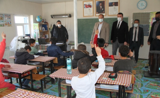 Kaymakam Türkmen, Çöltepe’de öğrencilerin heyecanına ortak oldu
