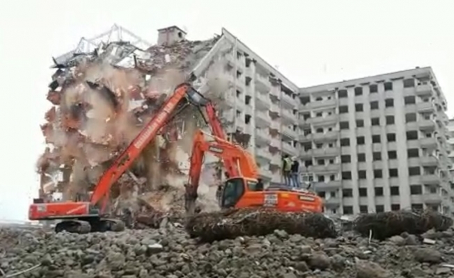 Kentsel dönüşüm kapsamında kontrollü yıkılan binanın yıkılma anı kameralara yansıdı