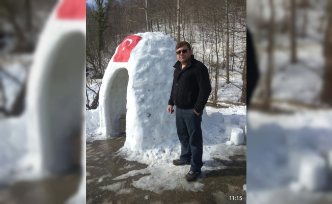 Köyüne yapacağı fırının provasını kardan yaptı