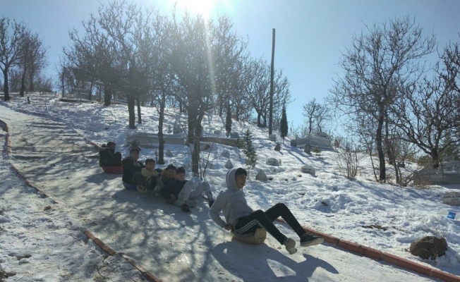 Mezarlık yolunu piste çevirdiler, bidonlarla kaydılar