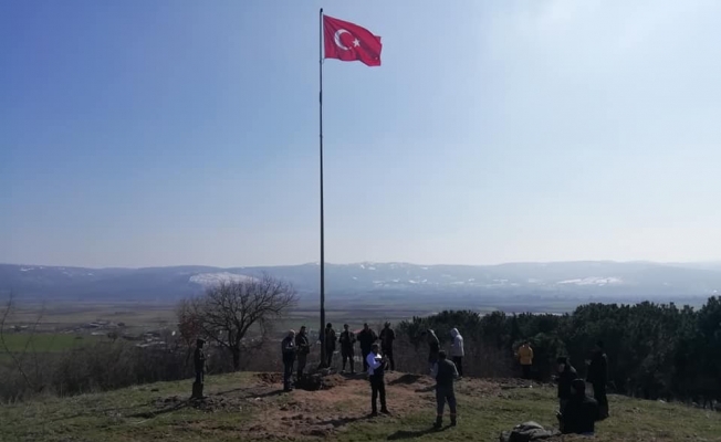Muhtar söz verdiği dev Türk bayrağını dikti