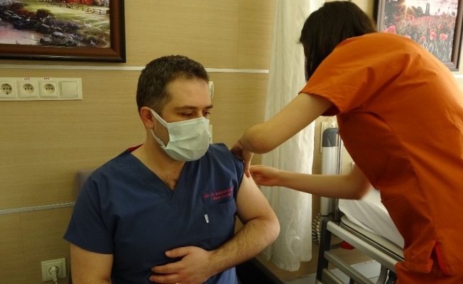 Muş’ta sağlık çalışanlarına ikinci doz korona virüs aşısı uygulanıyor