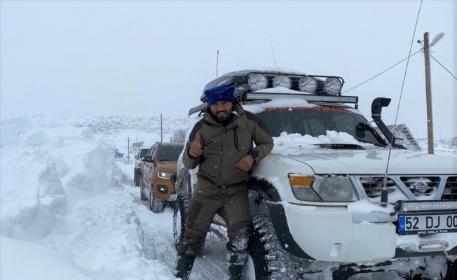 Off-Road üyeleri, sokak hayvanları için yem bıraktı