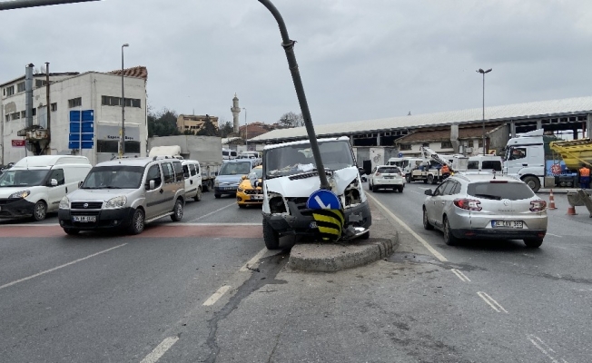 (Özel) Beyoğlu’nda feci kaza: Frenleri patlayan minibüs trafik ışığına daldı