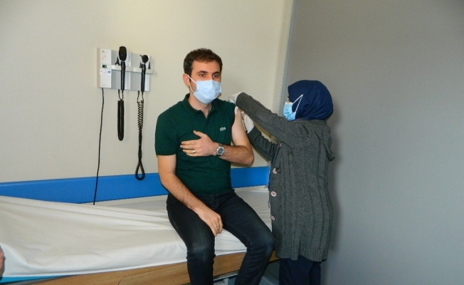 Posof Kaymakamı Murat Mete Kovit aşısını yaptırdı