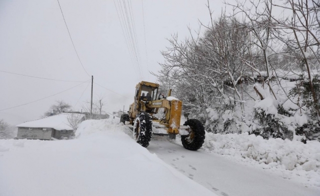 Sakarya’da 180 kişilik ekip karla mücadele ediyor
