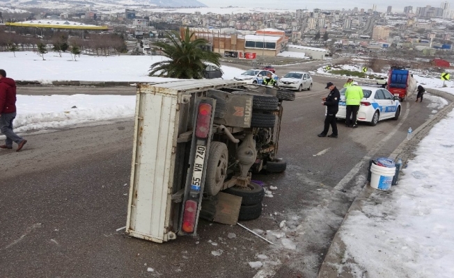 Samsun’da buzdan kayan kamyonet devrildi: 3 yaralı