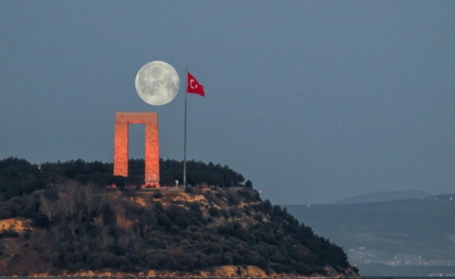 Şehitlik Abidesi ve dolunayın buluşma anı mest etti