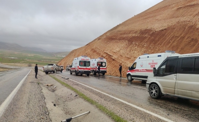 Şırnak’ta korona virüs salgınında kullanılan malzemeleri almaya giden sağlık personelleri kaza geçirdi: 4 yaralı