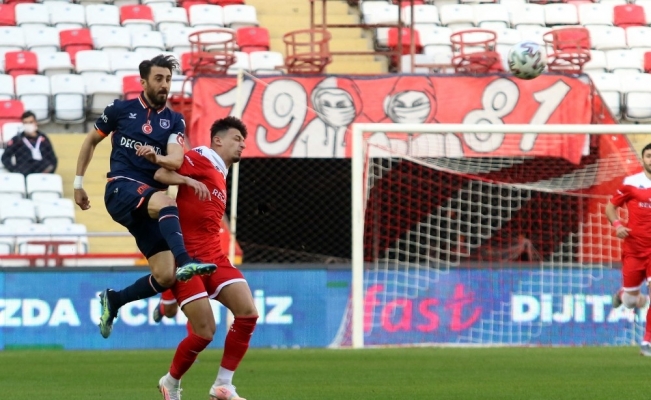 Süper Lig: FT Antalyaspor: 0 - Medipol Başakşehir: 0 (İlk yarı)
