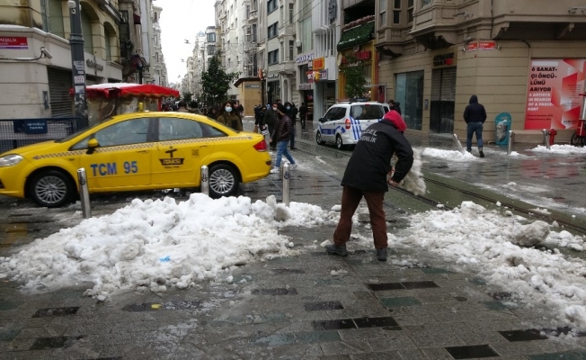 Taksim’den kar manzaraları: Kimi kar topu oynadı, kimi fotoğraf çektirdi
