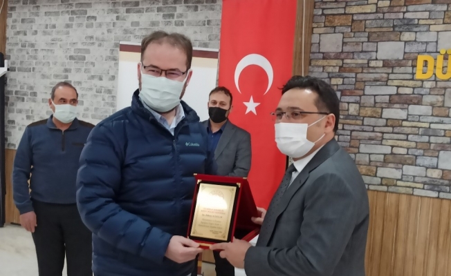 Vali Çiçek’ten hayırseverlere plaket