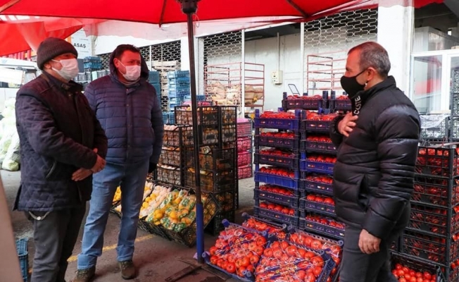 Vali, hal esnafıyla bir arada