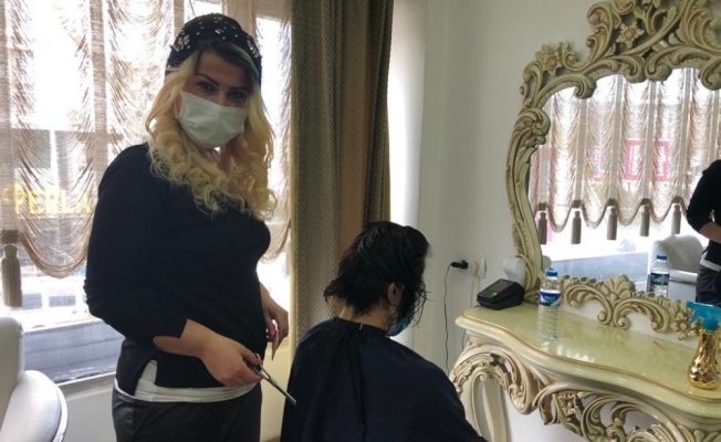16 yıldır kadınlar gününde ücretsiz saç kesimi yapıyor