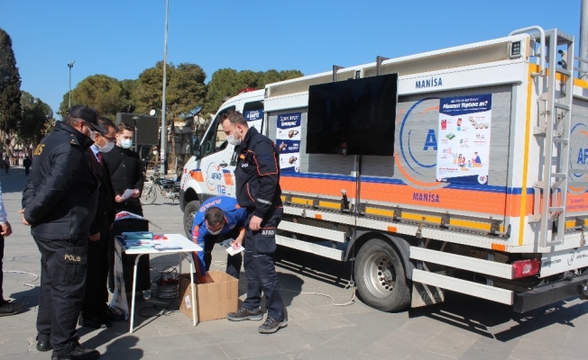 AFAD ekipleri Alaşehir’de broşür dağıttı