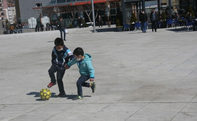 Afyonkarahisarlılar kısıtlamanın hafifletilmesi ile kendilerini sokağa attı