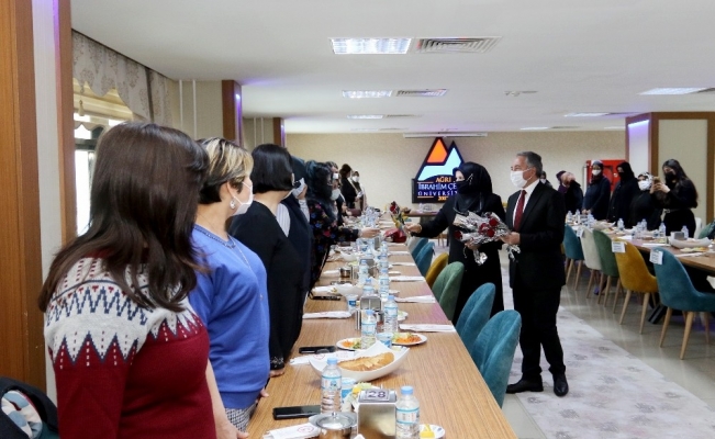 AİÇÜ Rektörü Prof. Dr. Karabulut, Kadınlar Günü’nü gül dağıtarak kutladı