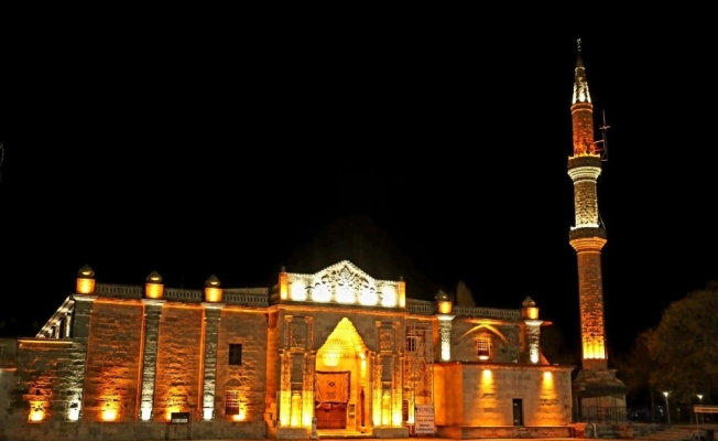 Aksaray’da tarihi Ulu Cami’de yapılan ışıklandırma çalışmaları tamamlandı