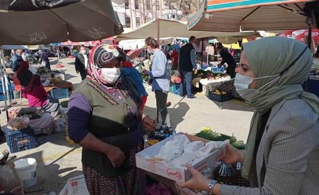 Alanya'da AK Kadınlar'dan Cuma Pazarı Çıkarması