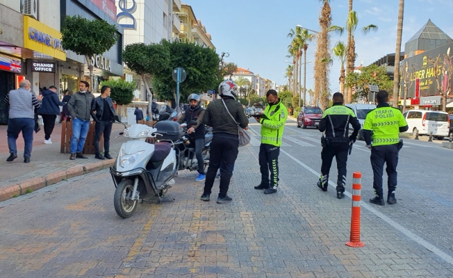 Alanya'da polisten kurallara uymayan sürücülere yönelik denetim