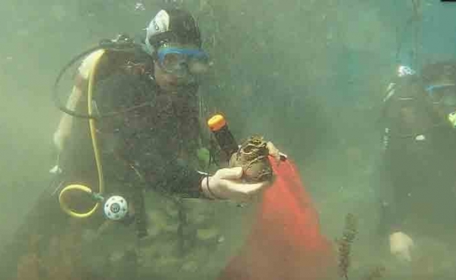 Antalya’nın tatlı su kaynağına giren dalgıçlar yine torba torba çöple çıktı