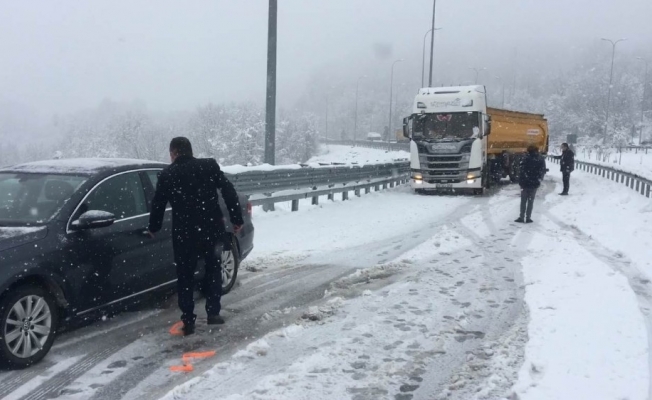 Bartın’da kar yağışının ardından araçlar yolda kaldı