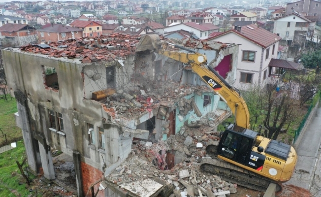 Başiskele’de ağır hasarlı bina yıkıldı