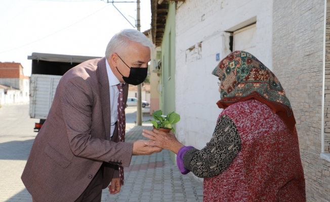 Başkan Bilgin, kadınlara çiçek dağıttı