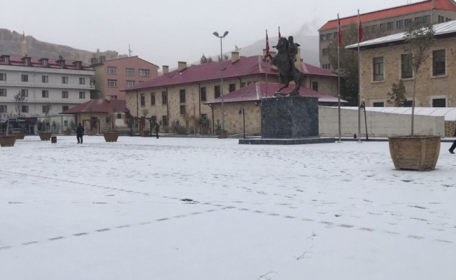 Bayburt ve Erzincan’ın yüksek kesimlerinde kar yağışı etkili oldu