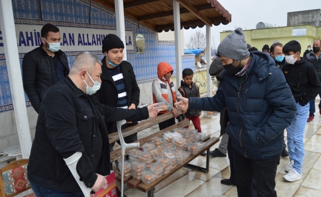 Besni’de Muhsin Yazıcıoğlu anısına tatlı dağıtıldı