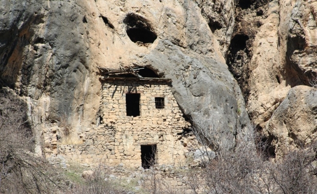 Bin 226 yıllık kayaya yapışık dubleks evler görenleri hayretler içinde bırakıyor