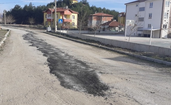 Bozuk yolda yama çalışması başlatıldı