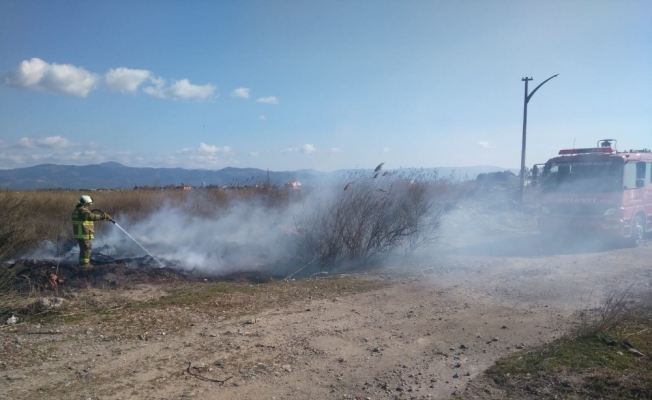 Burhaniye’de tatil sitesindeki çöplük yangını korkuttu