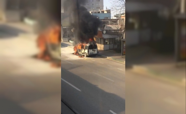 Bursa’da seyir halindeki hafif ticarî araç alev alev yandı