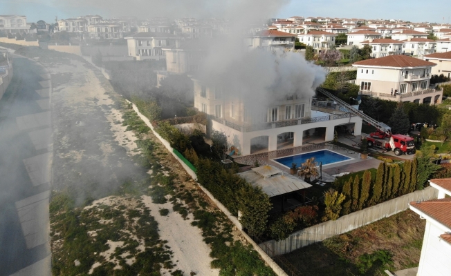 Büyükçekmece’de korkutan villa yangını