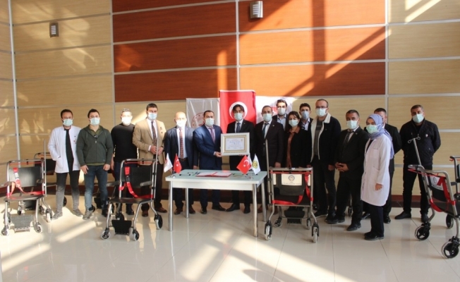 Cizre TSO’dan Devlet Hastanesine tekerlekli sandalye bağışı