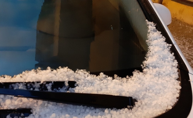 Cizre’de birlikte aniden bastıran dolu hayatı olumsuz etkiledi