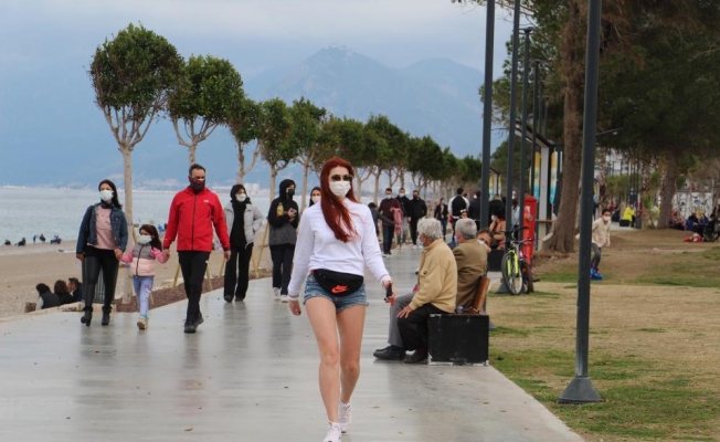 Cumartesi kısıtlamasının olmadığı Antalya'da sahil ve park yoğunluğu