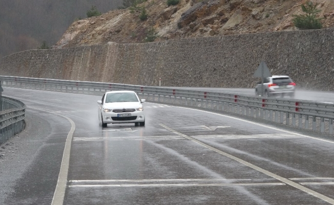 Deniz sarıya boyandı, yağmur ve sis etkili oldu