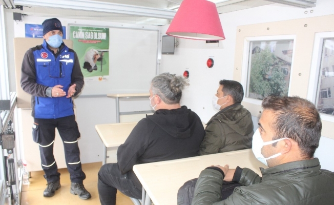 Deprem Tırında gazetecilere eğitim verildi