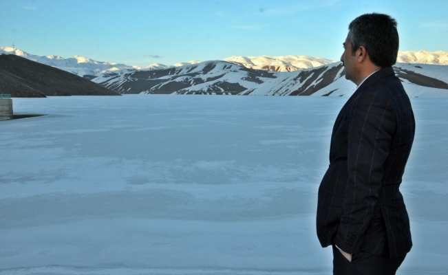 Dilimli Barajı’ndaki buzlar baharın gelmesine rağmen çözülmedi