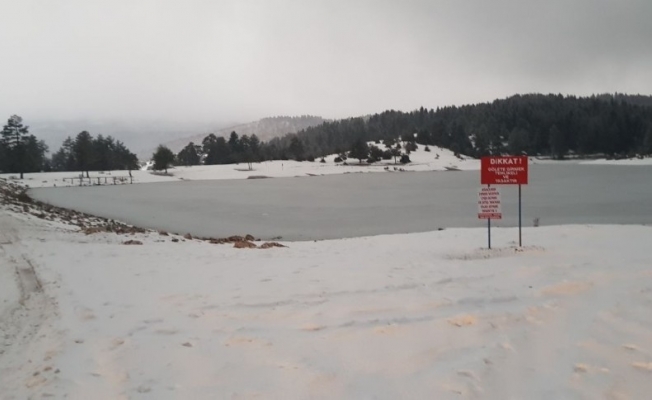 Doğal güzellikleriyle dikkat çeken Karagöl Yaylası göleti buz tuttu