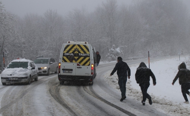 Domaniç’te kar yağışı ulaşımı etkiliyor