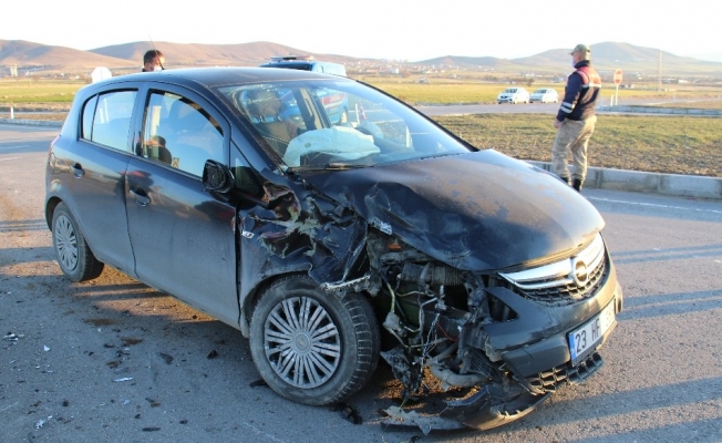 Elazığ’da otomobil traktöre çarptı: 4 yaralı