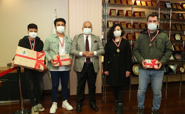 Erdemli Belediyesinin düzenlediği turnuvada şampiyonlar ödüllerini aldı